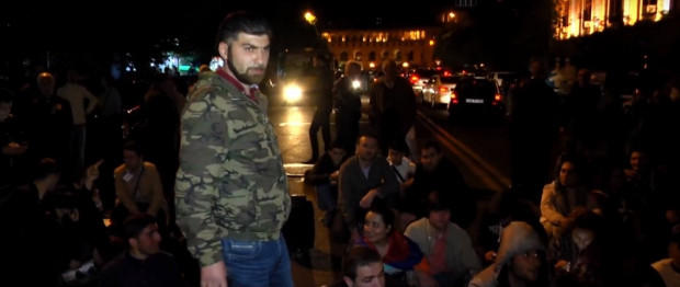Yerevanda etirazçılar parlament binasının qarşısında aksiya keçirir