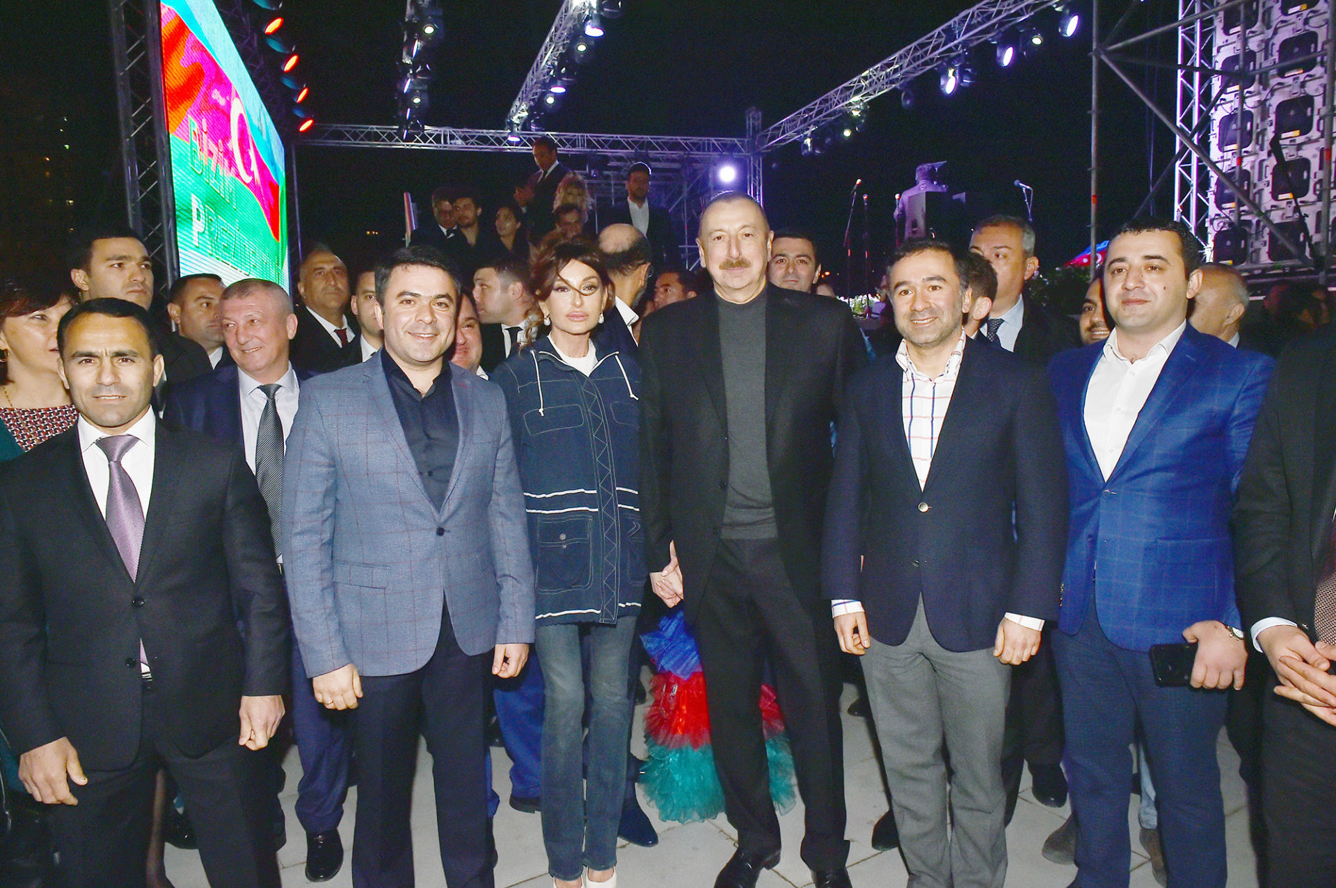 Президент Ильхам Алиев и его супруга Мехрибан Алиева приняли участие в концертной программе по случаю убедительной победы на президентских выборах (ФОТО)