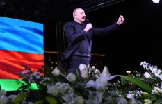Президент Ильхам Алиев и его супруга Мехрибан Алиева приняли участие в концертной программе по случаю убедительной победы на президентских выборах (ФОТО)