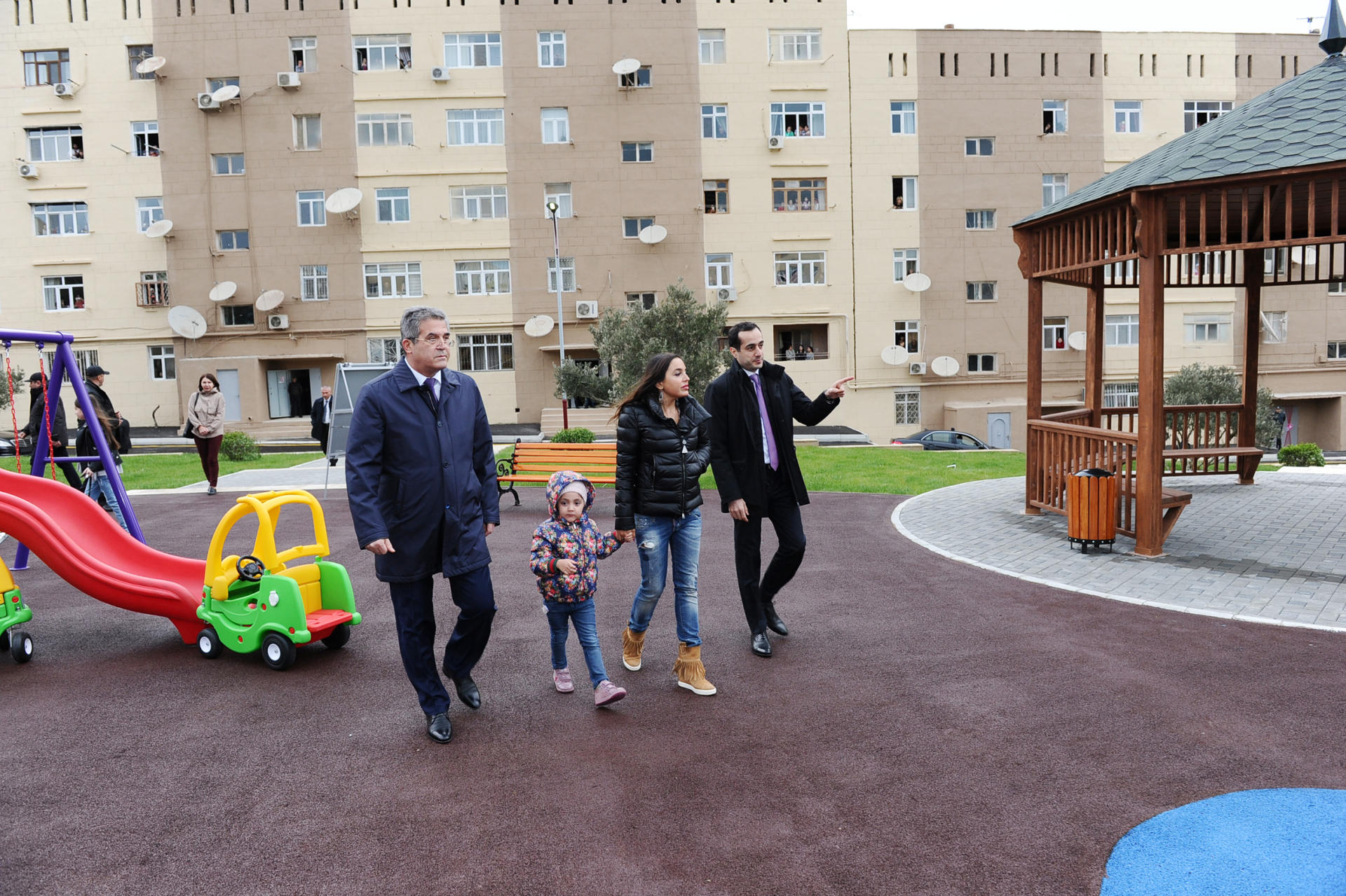 Вице-президент Фонда Гейдара Алиева Лейла Алиева приняла участие в церемонии сдачи  очередного благоустроенного двора в рамках проекта «Наш двор» (ФОТО)