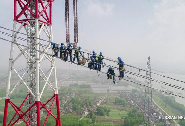 Строящаяся в Китае высоковольтная ЛЭП успешно преодолела Янцзы (ФОТО)