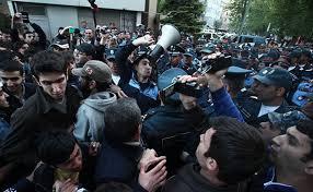 Число задержанных демонстрантов в Ереване достигло 100 (Обновлено)