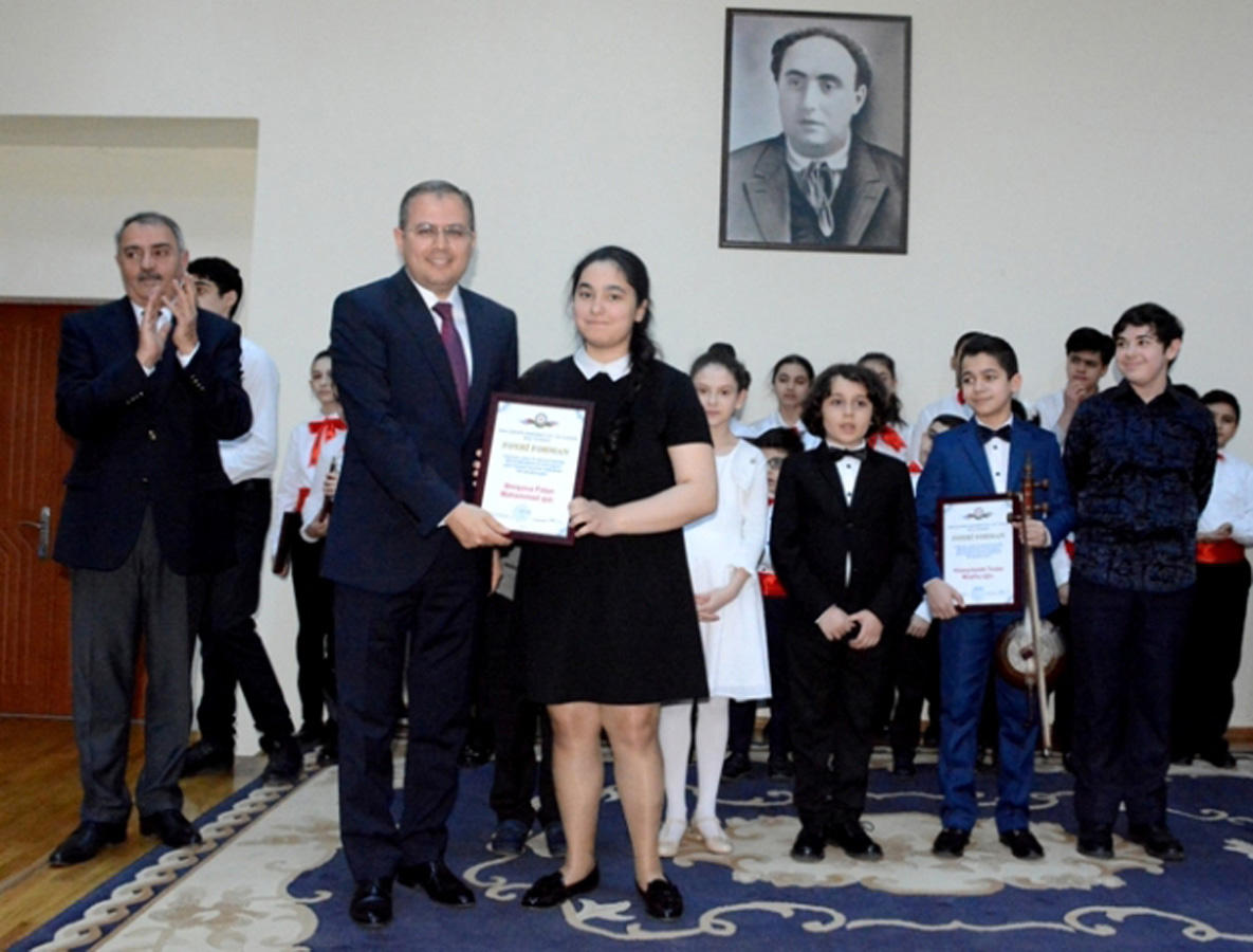 В бакинской школе состоялась концертная программа, посвященная 100-летию АДР (ФОТО)