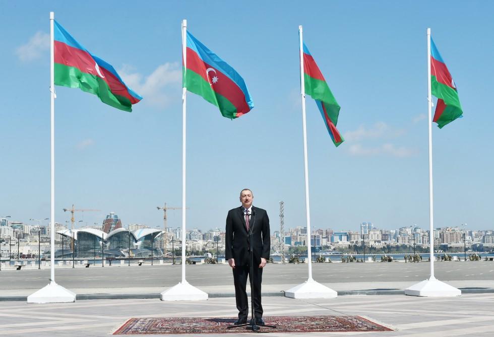 Президент Ильхам Алиев и члены его семьи побывали на  Площади Государственного флага (ФОТО)