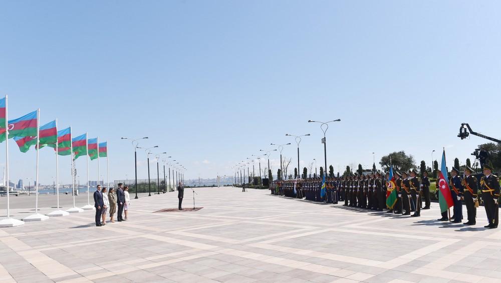President Ilham Aliyev, his family members visit National Flag Square (PHOTO)