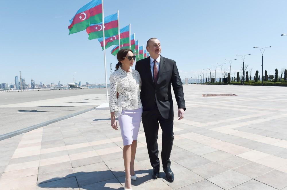 President Ilham Aliyev, his family members visit National Flag Square (PHOTO)