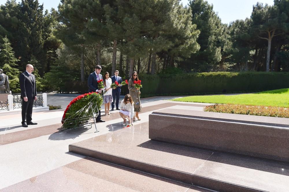 President Ilham Aliyev, family members visit grave of National Leader Heydar Aliyev and Alley of Martyrs (PHOTO)