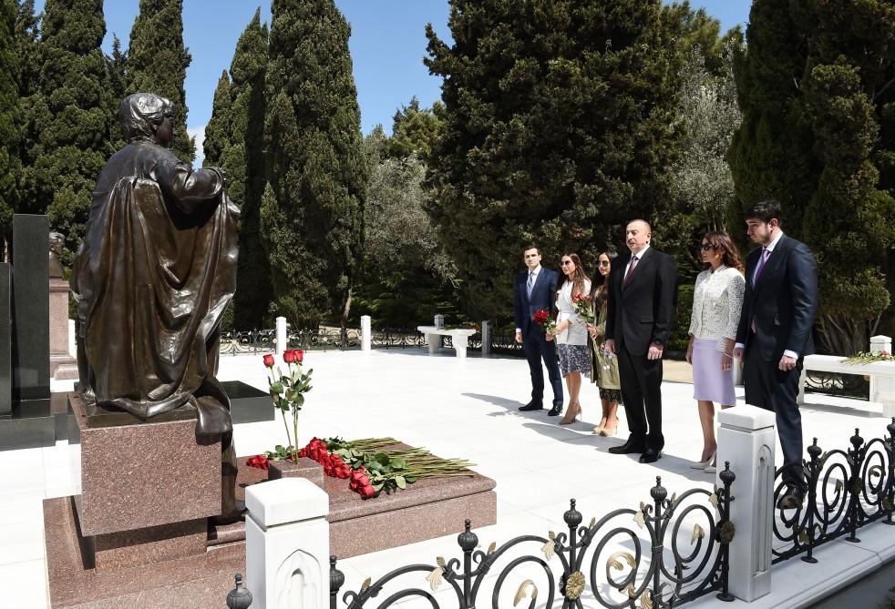 President Ilham Aliyev, family members visit grave of National Leader Heydar Aliyev and Alley of Martyrs (PHOTO)