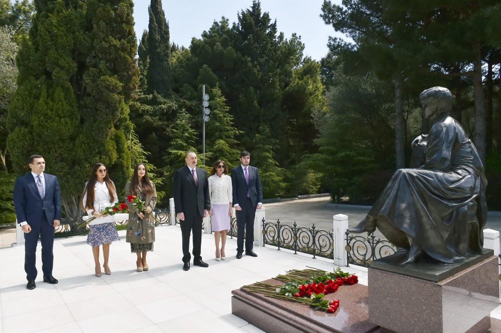 President Ilham Aliyev, family members visit grave of National Leader Heydar Aliyev and Alley of Martyrs (PHOTO)