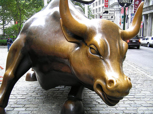 Власти Нью-Йорка намерены переместить статую "Атакующий бык" возле фондовой биржи