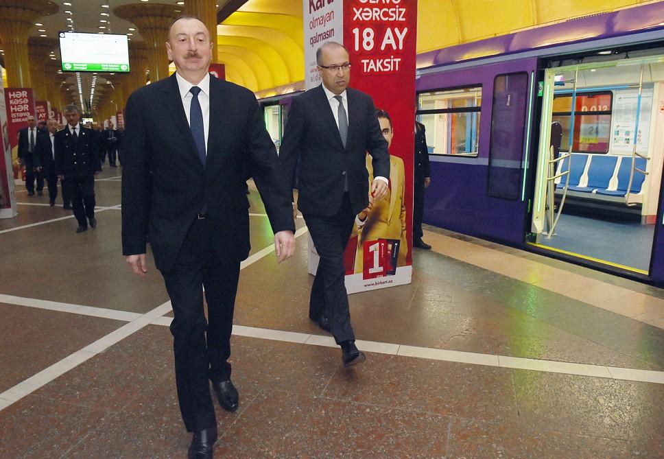 Prezident İlham Əliyev paytaxta gətirilən yeni metro qatarlarında yaradılan şəraitlə tanış olub (FOTO) (YENİLƏNİB)