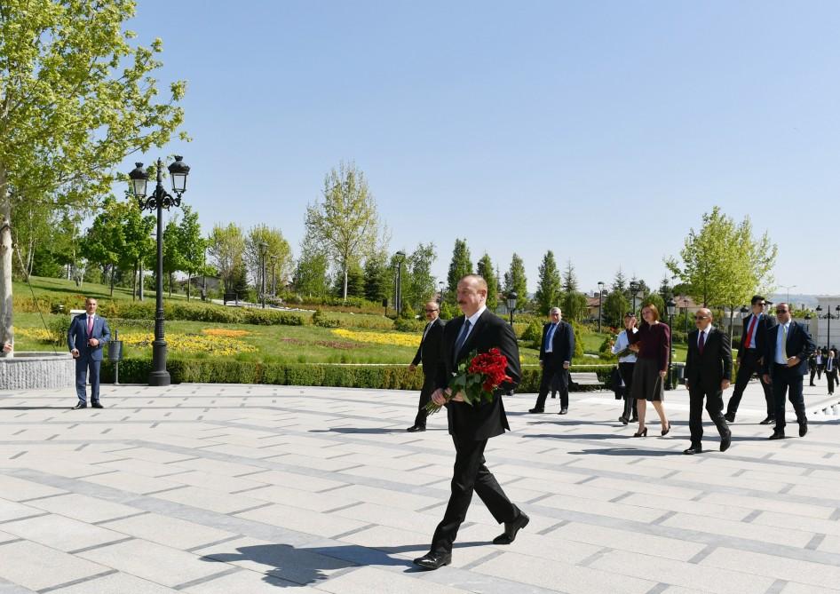 Prezident İlham Əliyev Ankaradakı Heydər Əliyev Parkında Ulu Öndərin abidəsini ziyarət edib (FOTO)