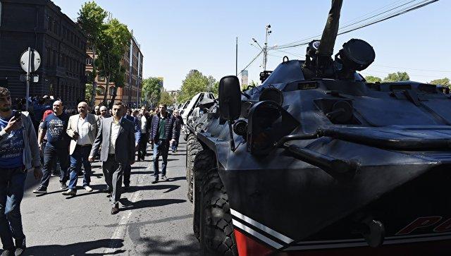 Сторонники оппозиции ждут начала митинга в Ереване