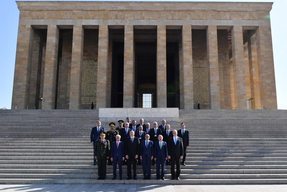 President Ilham Aliyev visits Ataturk’s tomb in Ankara (PHOTO)