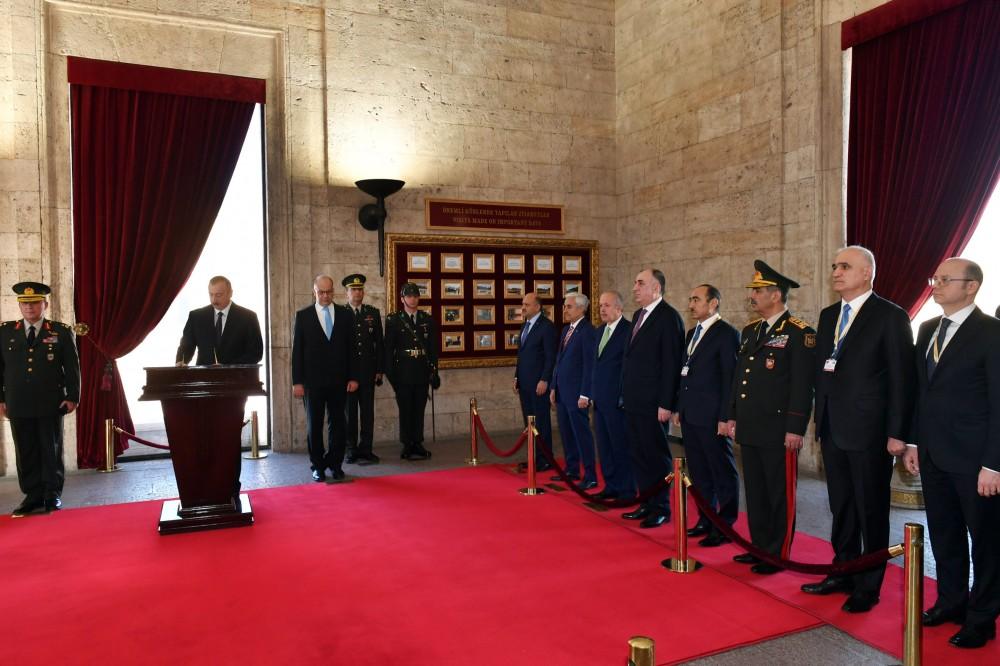 Prezident İlham Əliyev Ankarada Anıtqəbiri ziyarət edib (FOTO)