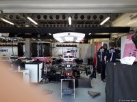 Завершается подготовка болидов Формулы 1 в Баку к гонкам (ФОТО)