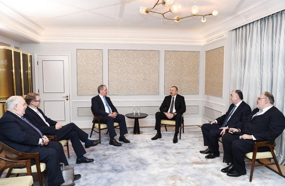 President Ilham Aliyev meets with British MPs (PHOTO)