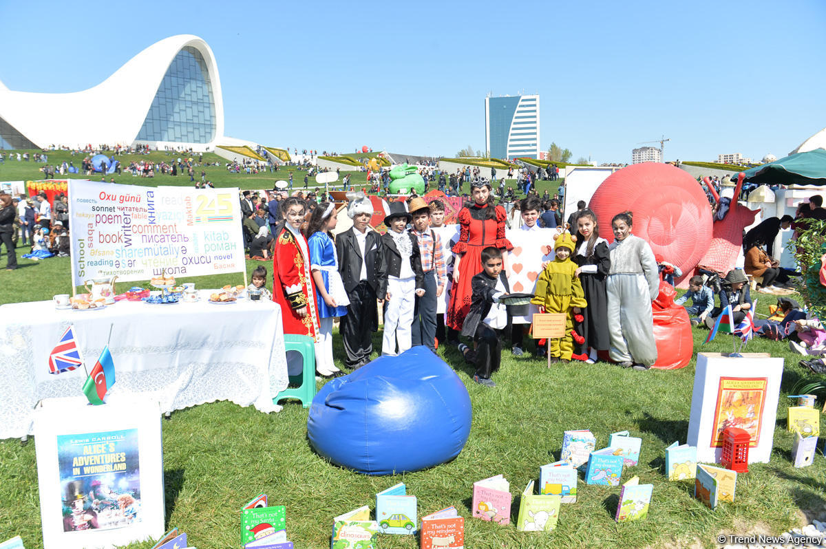 "День чтения" в парке Центра Гейдара Алиева стал большим праздником для любителей книг (ФОТО)