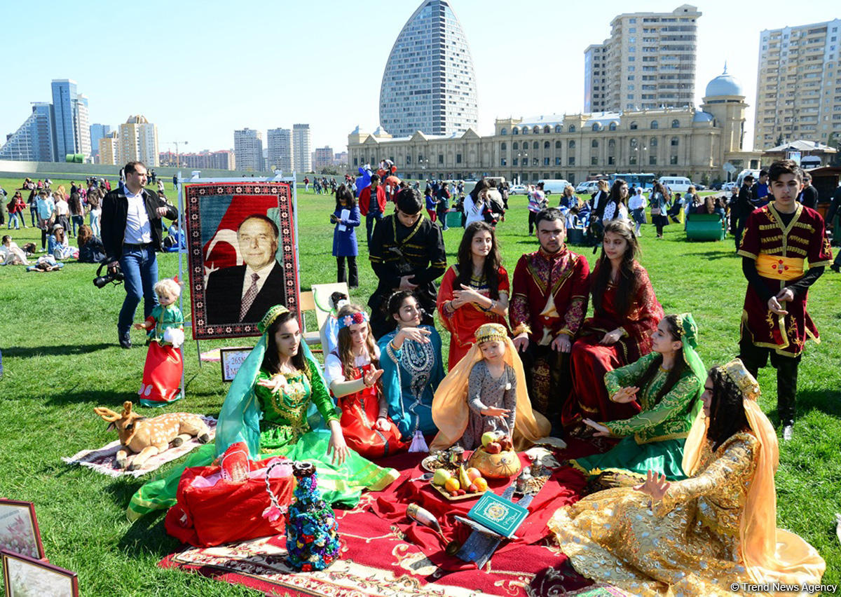 Heydər Əliyev Mərkəzinin parkında “Oxu günü” keçirilib (FOTO)