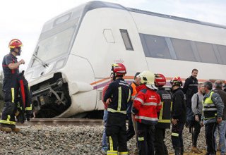 Семь человек пострадали из-за схода поезда с рельсов в Южной Корее