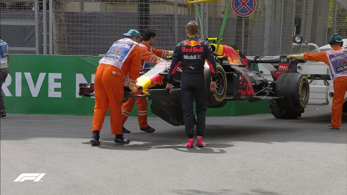 Пилот Red Bull Racing врезался в стену во время свободных заездов пилотов Формулы 1 в Баку (ФОТО)