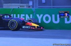 Пилот Red Bull Racing врезался в стену во время свободных заездов пилотов Формулы 1 в Баку (ФОТО)