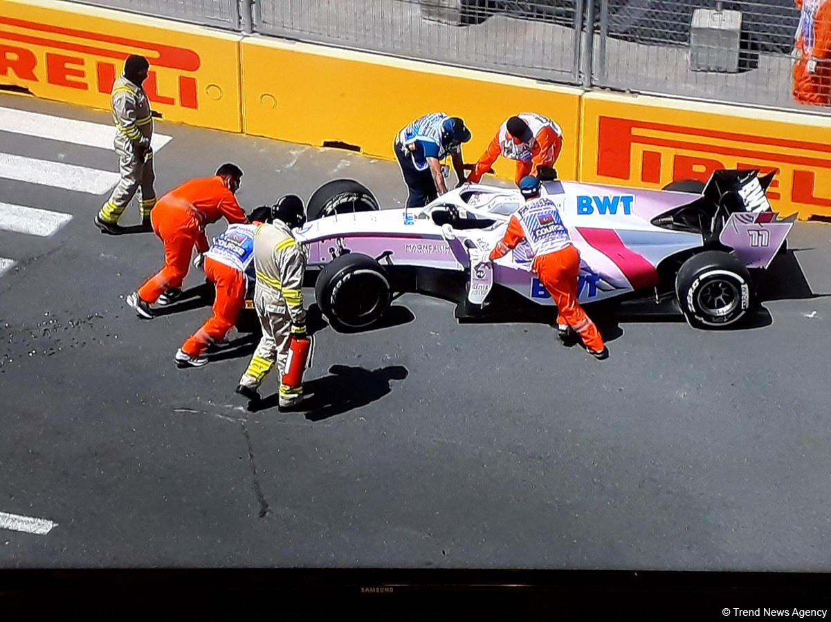 Во время свободной сессии в классе FIA Formula-2 в Баку произошла авария (ФОТО)