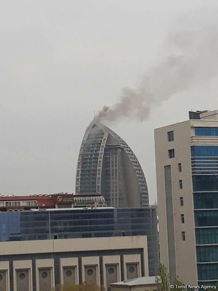 В Баку горит высотное здание (ФОТО)