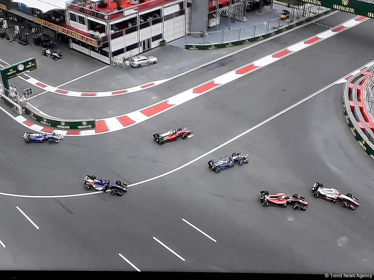 Опасные моменты в ходе первого основного соревнования Формулы-2 (ФOTO)