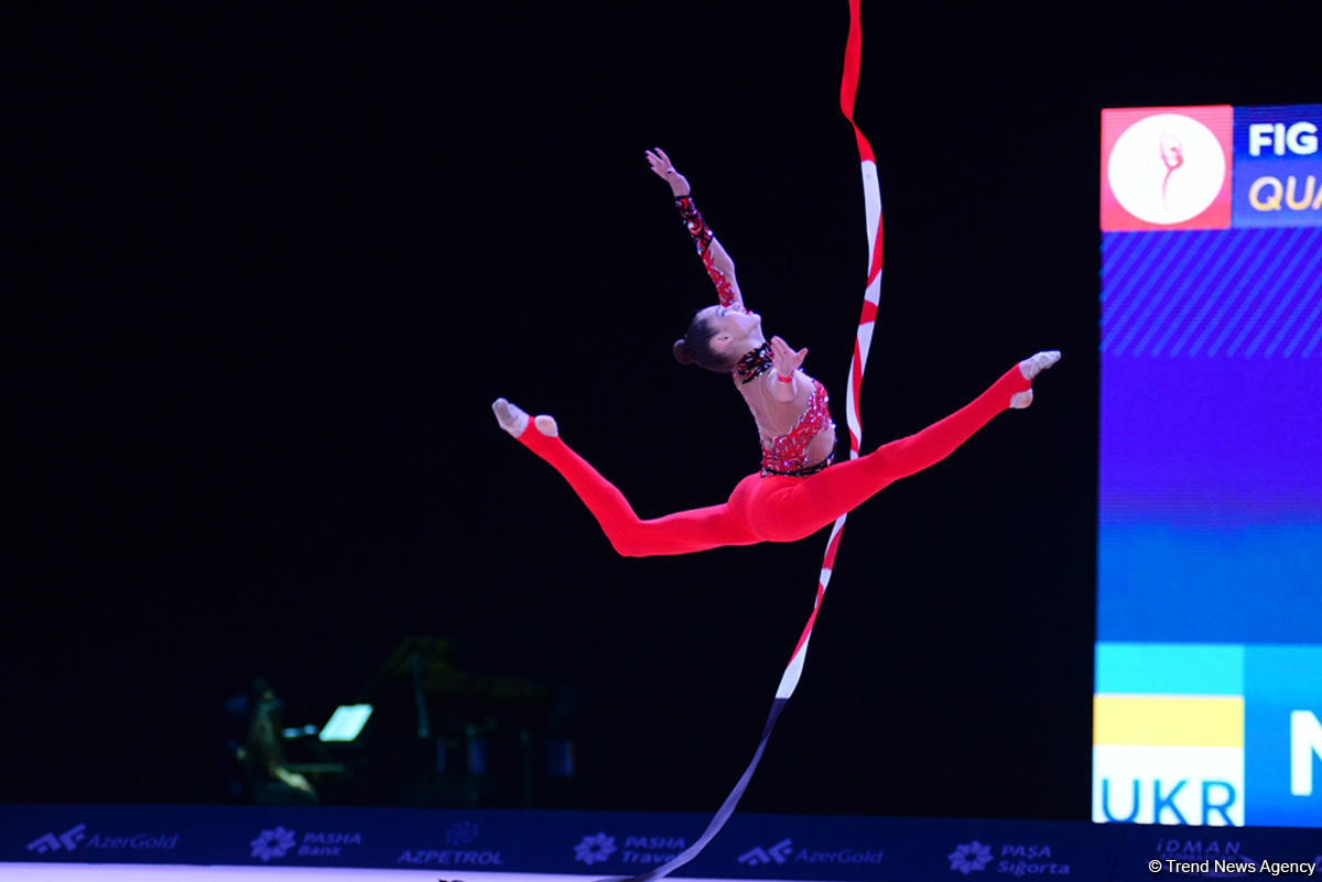 Bakıda bədii gimnastika üzrə Dünya Kubokunun ikinci yarış günündə ən gözəl məqamlar (FOTO)