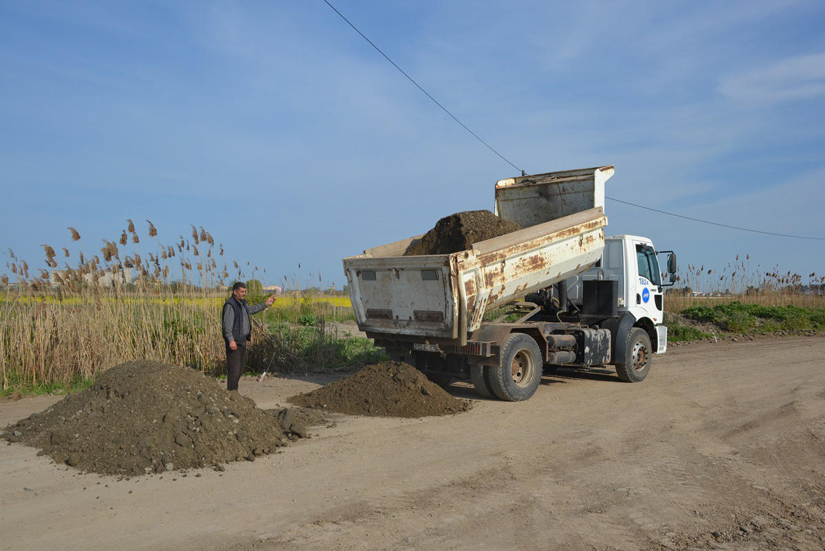 Salyanda 4 yaşayış məntəqəsinin yolu yenidən qurulur (FOTO/VİDEO)