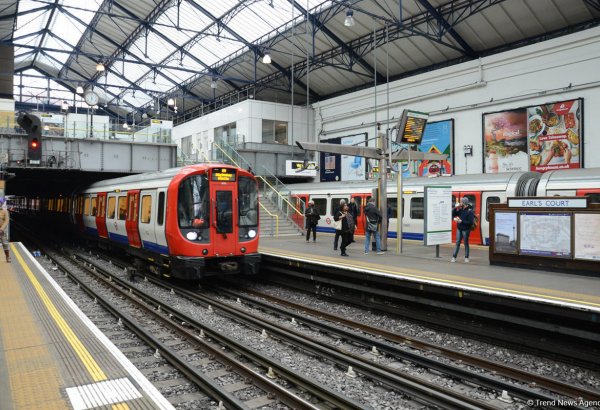Thousands of train passengers stranded as all lines blocked at London station