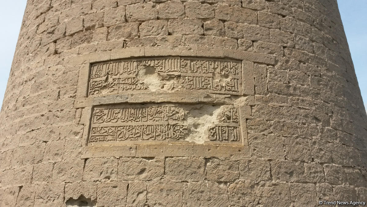 Yazılı sevgi etiraflarının "hücum"una məruz qalan kiçik Mərdəkan qalası (FOTO)