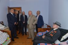 Rövşən Rzayev 100 yaşlı Böyük Vətən Müharibəsi veteranına baş çəkib (FOTO)