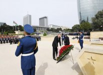 Prezident İlham Əliyev və birinci xanım Mehriban Əliyeva 9 May - Qələbə Günü münasibətilə Bakıda keçirilən mərasimdə iştirak ediblər (YENİLƏNİB) (FOTO)