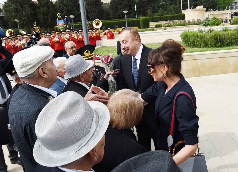 Prezident İlham Əliyev və birinci xanım Mehriban Əliyeva 9 May - Qələbə Günü münasibətilə Bakıda keçirilən mərasimdə iştirak ediblər (YENİLƏNİB) (FOTO)