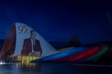 Heydər Əliyev Mərkəzinin binası üzərində «Heydər Əliyev 95» kompozisiyası təqdim olunub (VİDEO, FOTO)