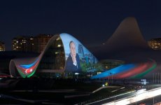 Heydər Əliyev Mərkəzinin binası üzərində «Heydər Əliyev 95» kompozisiyası təqdim olunub (VİDEO, FOTO)