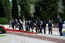 Azerbaijanis mark 95th birthday anniversary of National Leader (PHOTO)