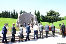 Azerbaijanis mark 95th birthday anniversary of National Leader (PHOTO)