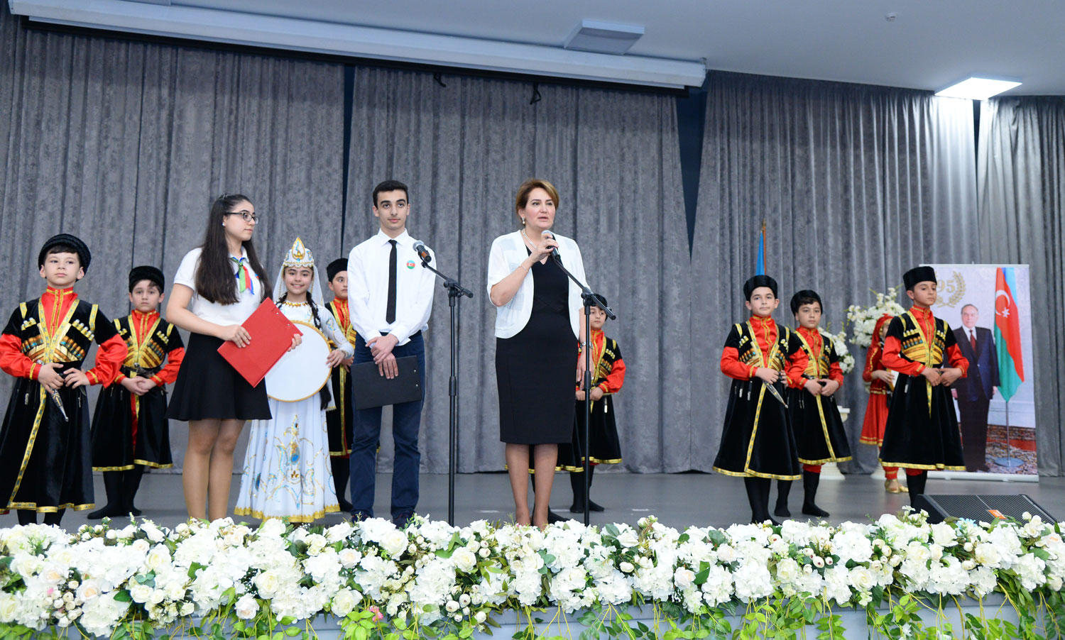 Heydər Əliyevin xatirəsinə həsr olunmuş konsert proqramı keçirilib (FOTO)