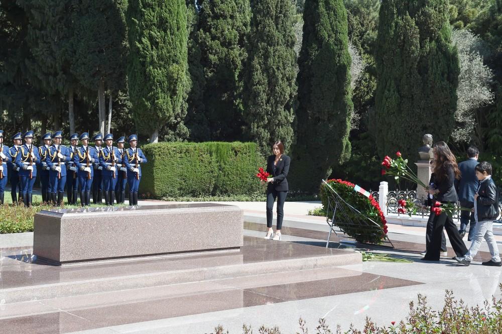 Президент Ильхам Алиев и Первая леди Мехрибан Алиева посетили  могилу общенационального лидера Гейдара Алиева (ФОТО)