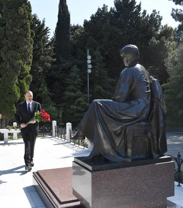 Президент Ильхам Алиев и Первая леди Мехрибан Алиева посетили  могилу общенационального лидера Гейдара Алиева (ФОТО)