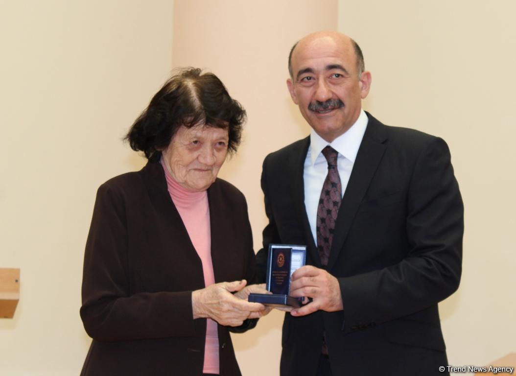 В Баку состоялось награждение деятелей культуры и искусства (ФОТО)