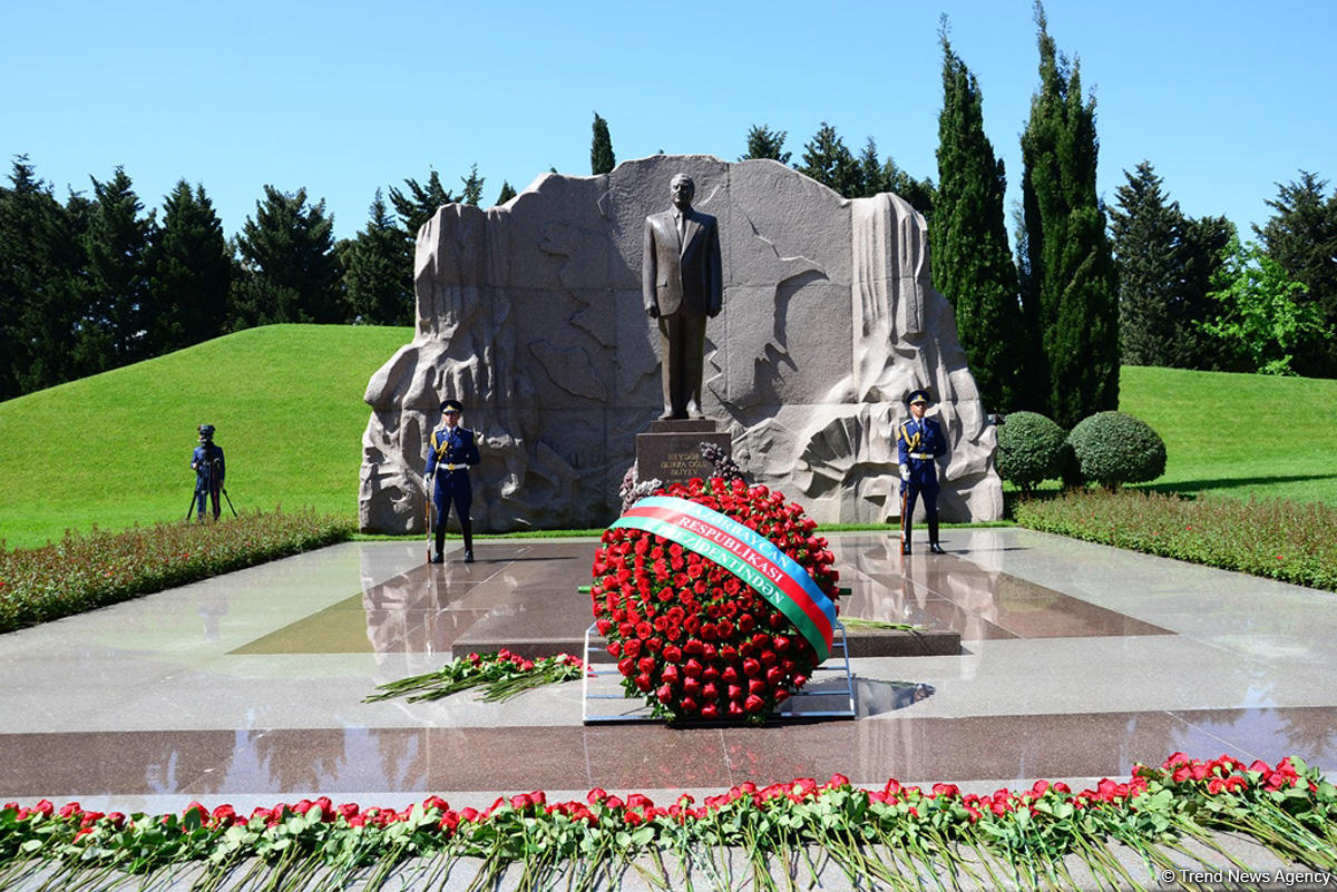 Azerbaijanis mark 95th birthday anniversary of National Leader (PHOTO)