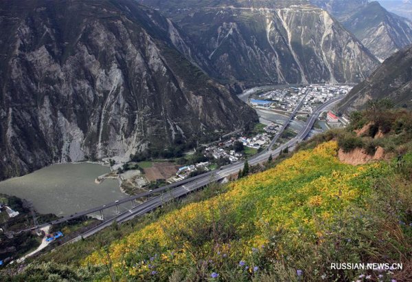 Современная автомобильная дорога свяжет два крупнейших города Тибета - Лхасу и Шигадзе