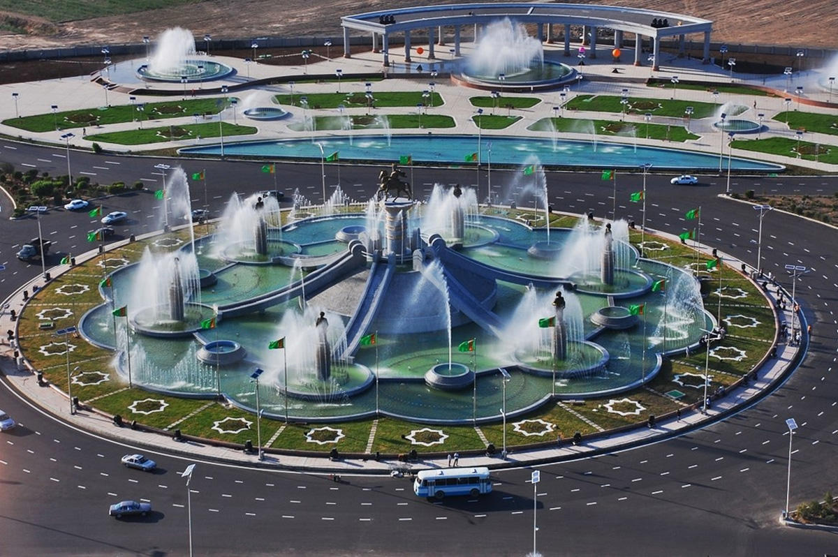 Аэропорты средней азии. Фонтанный комплекс «Огузхан и сыновья». Ашхабад столица Туркменистана. Ашхабад фонтан Огузхан. Ашхабад фонтанный комплекс.
