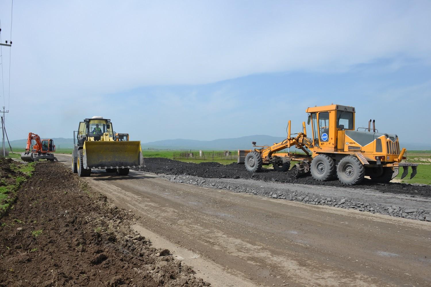 Qaxda uzunluğu 31 km olan avtomobil yolları yenidən qurulur (FOTO/VİDEO)
