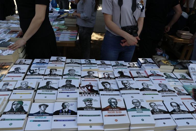 Bakıda kitab sərgi-yarmarkası keçirilib (FOTO)