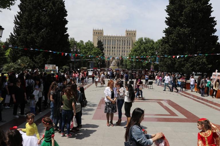Праздник книги в Баку с участием звезд (ФОТО)